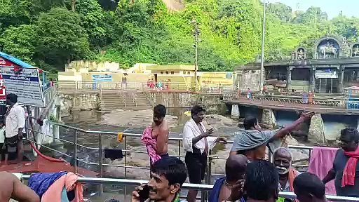 குற்றால அருவியில் நீர் வரத்து சீரானதை தொடர்ந்து சுற்றுலா பயணிகளுக்கு அனுமதி