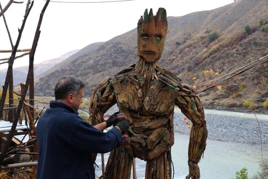 Kurumuş kök ve dallar sanata dönüşüyor