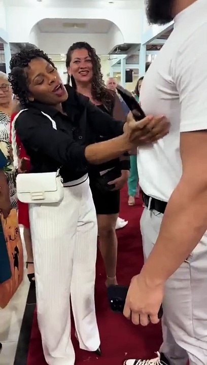 Vídeo: Mulher gera polêmica após ‘alisar’ varão dentro da igreja