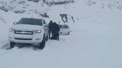 Pervari kara yolunda mahsur kalan 8 araç kurtarıldı