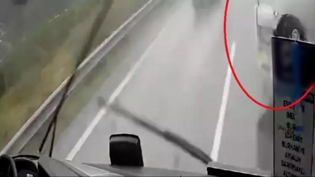 Yolcu otobüsü, aniden şerit değiştiren hafriyat kamyonuna çarptı! Kaza anı kamerada