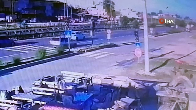 Otomobil ile kamyonetin çarpıştığı kaza kamerada