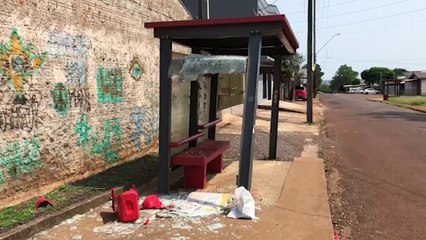 Ponto de ônibus amanhece destruído na Rua Panamá