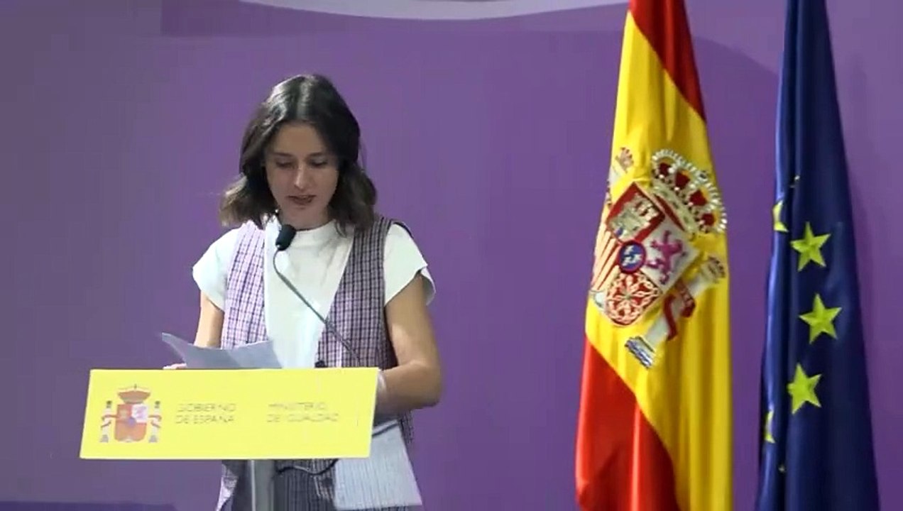 Montero critica que Sánchez las "echa" del Gobierno en el acto de traspaso de carteras