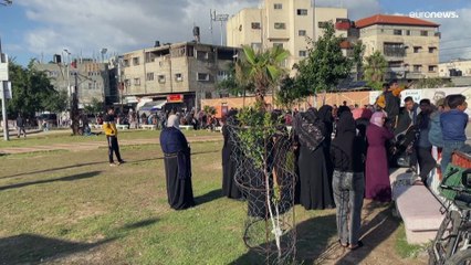 شاهد: لأول مرة منذ 6 أسابيع..سكان ونازحون يستلمون أكياس الطحين في رفح