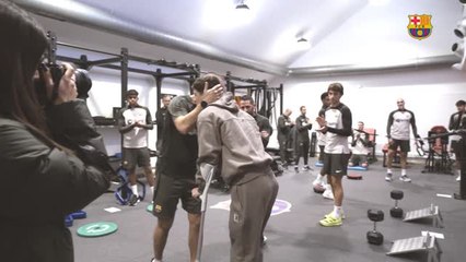 Barça - Gavi de passage au centre d'entraînement en béquilles