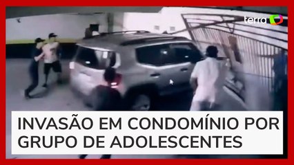 Grupo de 6 adolescentes invade condomínio na Grande SP pela garagem e arrebenta portão com carro