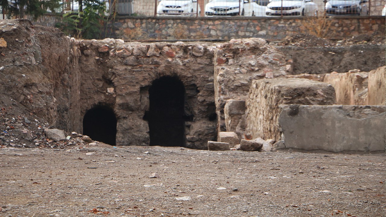 Okul temel kazısında 5 asırlık hamam ortaya çıktı; çevresi açık hava müzesi olacak