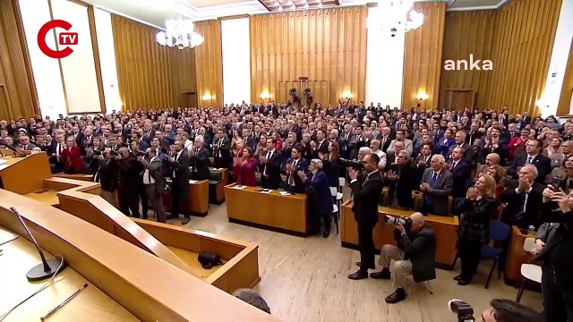 Özgür Özel kürsüden meydan okudu_ Biz buradayız, hodri meydan...