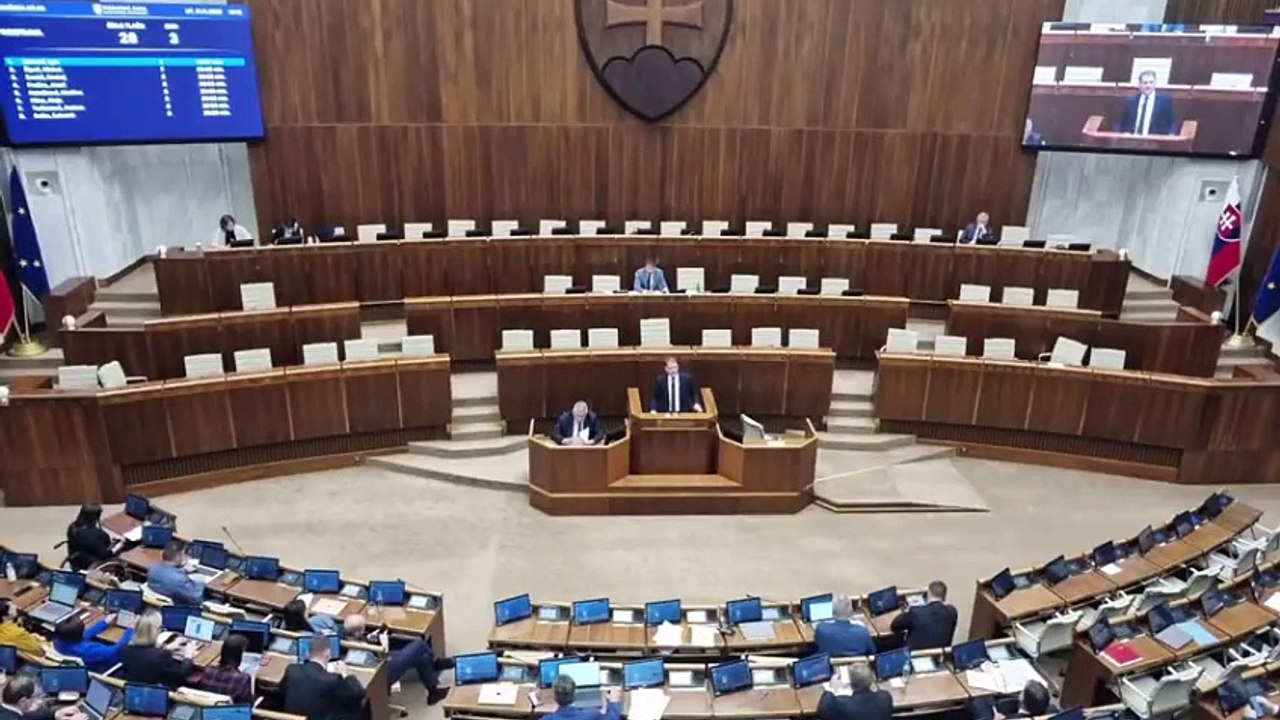 ZÁZNAM: O mimoriadnom príspevku pre dôchodcov budú poslanci rokovať zrýchlene