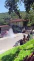 Operação de corte de energia causa tumulto no Morro do Quilombo, em Florianópolis