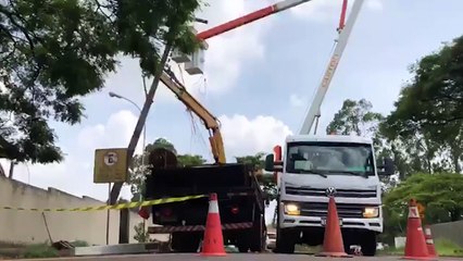 Bairro Santo Onofre fica sem energia elétrica após queda de poste elétrico