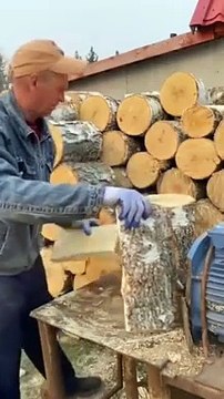 Cette machine pour couper le bois est magique