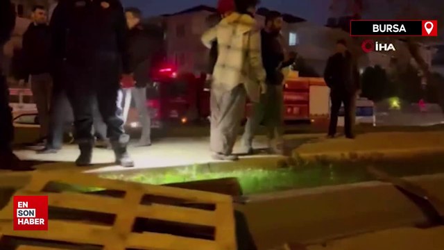 Bursa'da lastiği patlayan kamyonet devrildi