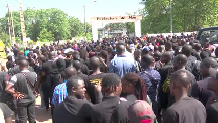 Marche des enseignants de Man pour protester contre l’assassinat de leur collègue