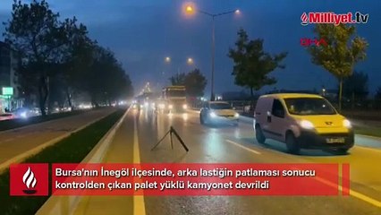 Bursa'da palet yüklü kamyonet devrildi