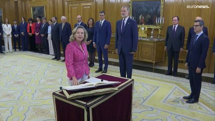 شاهد: أعضاء الحكومة الإسبانية يؤدون القسم