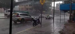 Tras días calurosos y humareda, intensa lluvia refresca a Cochabamba y deja calles anegadas