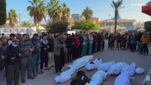 شاهد: فلسطينيون يؤدون صلاة الجنازة على قتلاهم في مستشفى شهداء الأقصى وسط القطاع