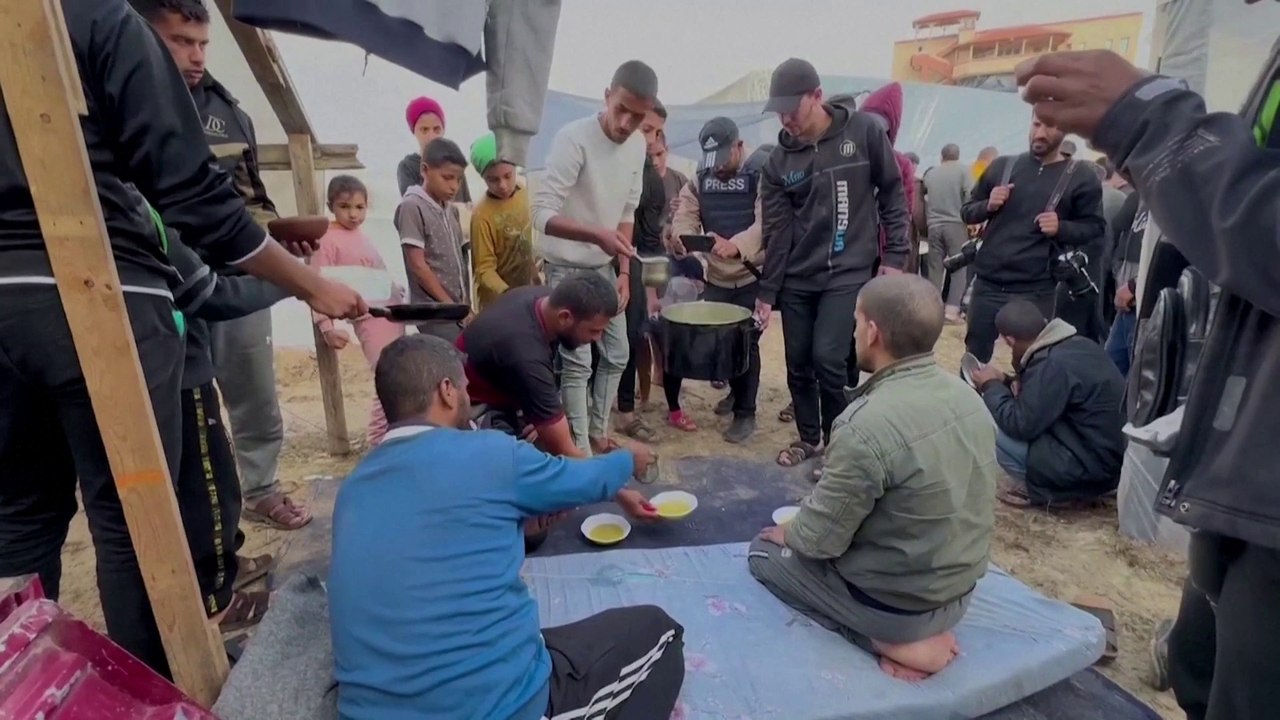 نازحو خان يونس يلجأون إلى حساء العدس للتدفئة والتغذية