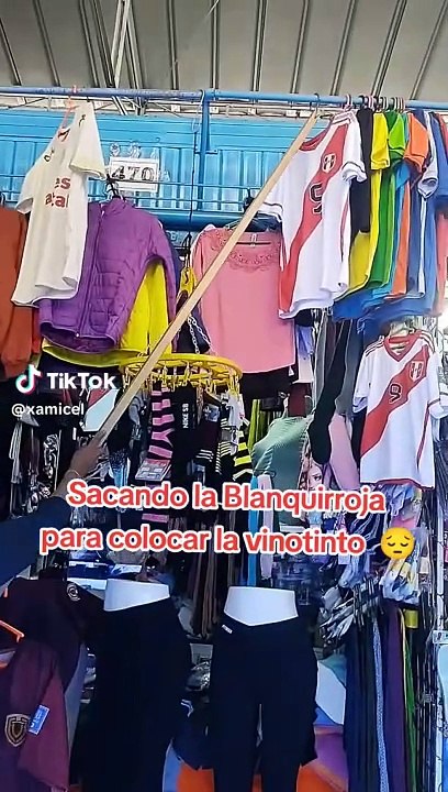 ¿Perdió la fe en la Selección? Vendedora saca la camiseta de Perú y pone la de Venezuela