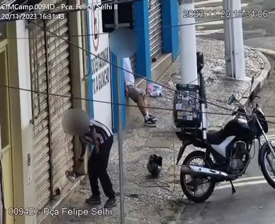 Homem é flagrado pichando lojas no centro de Campinas