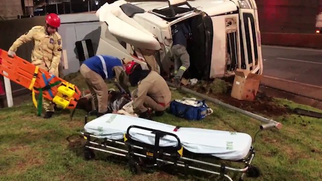Caminhoneiro fica ferido após tombar carreta no Trevo Cataratas