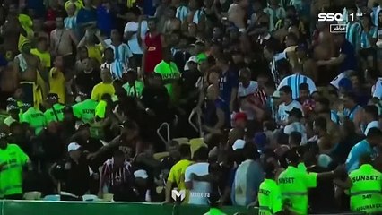 Caos en las gradas en el Brasil - Argentina