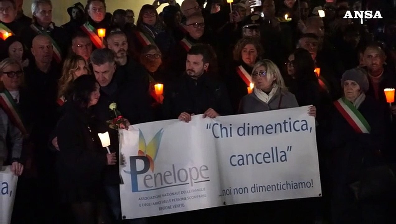 A Vigonovo fiaccolata per Giulia, il dolore del padre e della sorella