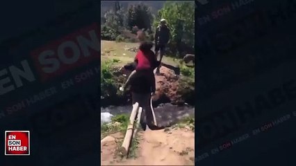 Kız arkadaşını sırtında karşıya geçirmeye çalışan talihsiz adam