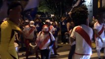 fiesta del futbol entre hinchas peruanos y venezolanos la previa al ritmo de la hinchada