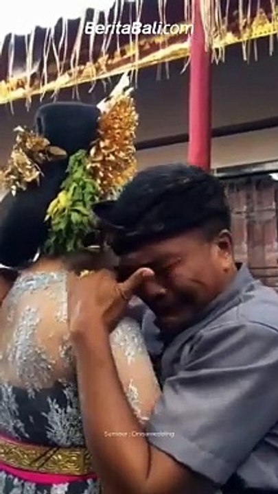 Terharu, momen perpisahan cinta pertama seorang anak gadis saat pernikahan