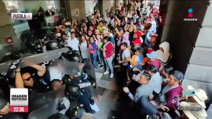 Download Video: Agreden a policías de Puebla durante protesta por cierre de bares clandestinos