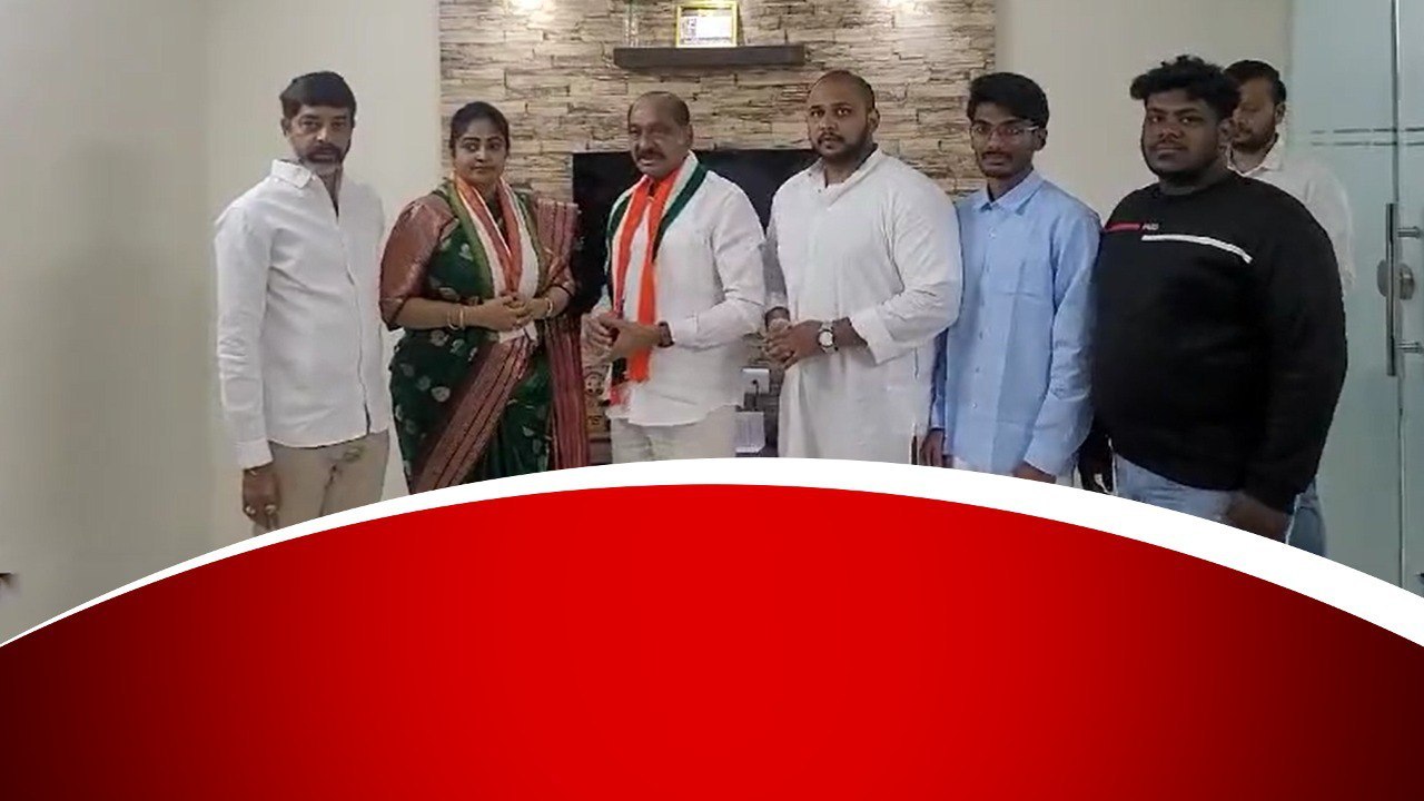 కాంగ్రెస్ పార్టీలో జాయిన్ అయిన నటి Divyavani | Revanth Reddy | Congress | Telugu Oneindia