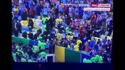 Télécharger la video: Brésil - Argentine : Affrontements en tribunes, Messi milite pour ne pas jouer