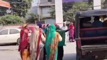 अमरोहा: आरोपी को कोर्ट ले जा रही पुलिस का वाहन महिलाओं ने रोका,नोकझोंक