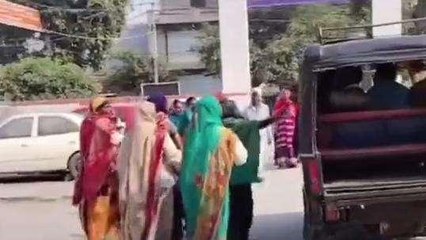 अमरोहा: आरोपी को कोर्ट ले जा रही पुलिस का वाहन महिलाओं ने रोका,नोकझोंक