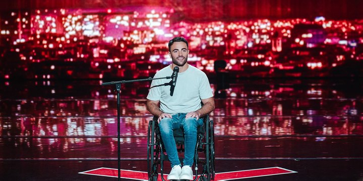 Un candidat paraplégique de La France a un Incroyable Talent bouleverse Marianne James suite à une agression - Paraphrase : Un talentueux candidat paraplégique de l'émission La France a un Incroyable Talent choque Marianne James après une agression.