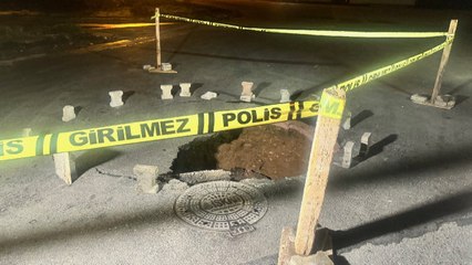 Sultanbeyli'de yol çöktü