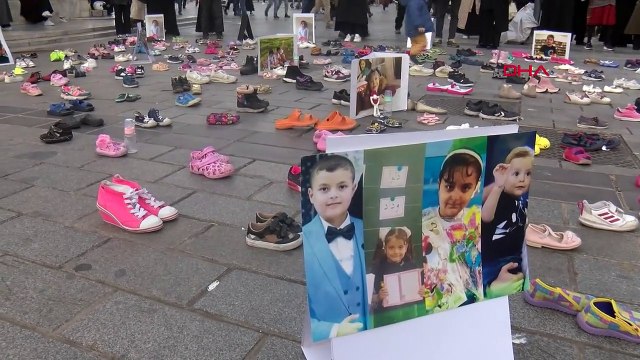 İSTANBUL-ÜSKÜDAR'DA ÇOCUK KATLİAMINA DİKKAT ÇEKMEK İÇİN 500 ÇOCUK AYAKKABISI BIRAKILDI