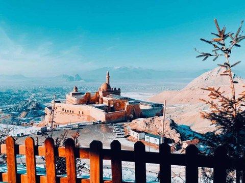 Tarihi İshak Paşa Sarayı kar manzarasıyla büyülüyor