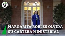 Margarita Robles olvida su cartera ministerial y protagoniza la anécdota de la primera foto del nuevo Gobierno de Sánchez