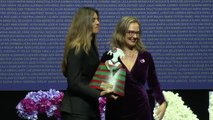 La selección femenina de fútbol recibe el premio del ministerio de Igualdad con motivo del 25N