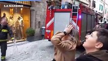 Cadono pezzi di intonaco da un palazzo nel centro storico di Lucca