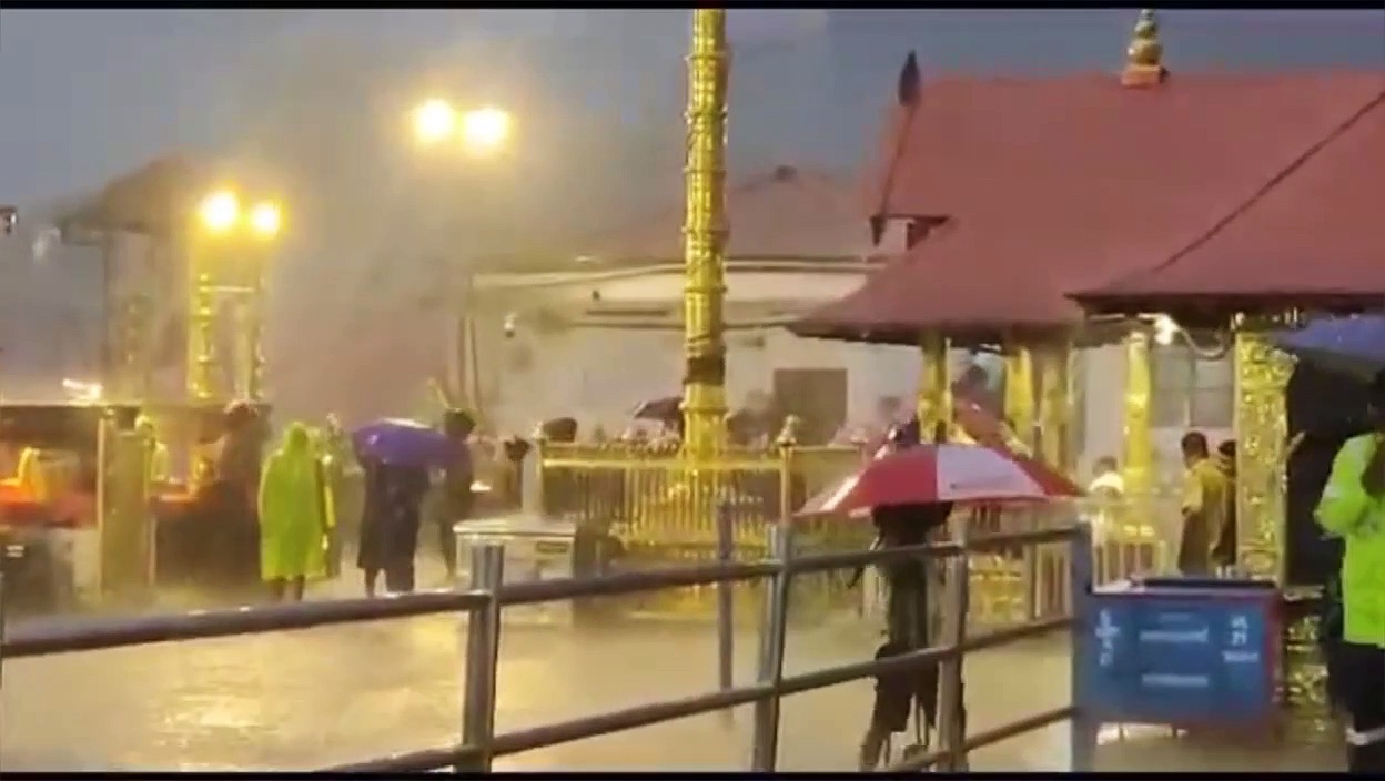 Watch: கொட்டும் மழையிலும் பம்பையில் இருந்து சபரிமலை செல்லும் பக்தர்கள்; நெகிழ வைக்கும் வீடியோ!!