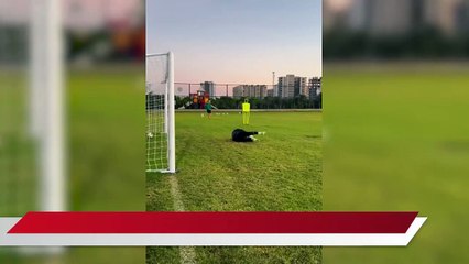 Video herunterladen: Volkan Demirel, Hatayspor antrenmanında kaleye geçti