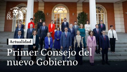 El nuevo Gobierno celebra su primer Consejo de Ministros en La Moncloa: así ha sido la foto oficial