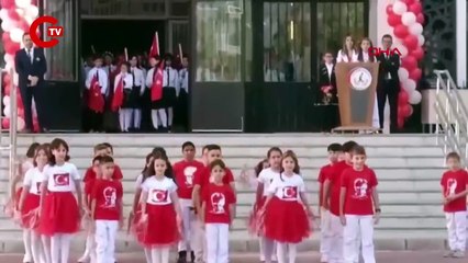 O görüntüler vicdanları yaralamıştı Afyonkarahisar'daki 29 Ekim gösterisinde öğrenciyi dışlayan öğretmen için karar