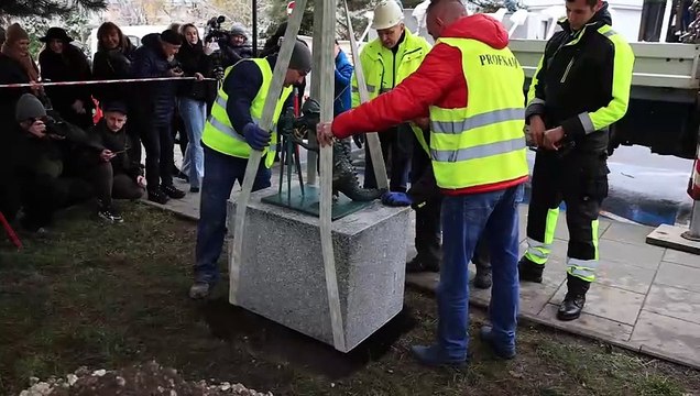 Kraków - miniaturowe figurki smoków rozstawiane są na ulicach Krakowa