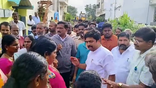 திருப்பூரில் கொட்டி தீர்த்த கனமழை; ஆய்வுக்கு சென்ற மேயரை முற்றுகையிட்டு பொதுமக்கள் வாக்குவாதம்